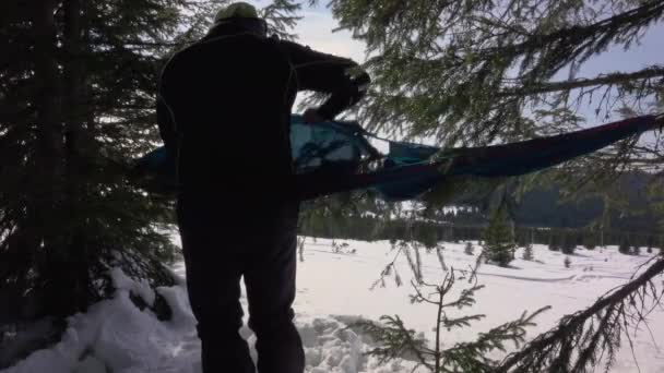 Хаммок Ламається Коли Ньому Лежить Піший Турист Сніговиками Кемпінг Смішна — стокове відео