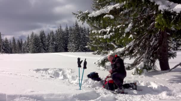 Hiker Puts Protection Cream Face Winter Hike — Αρχείο Βίντεο