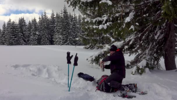 Hiker Snowshoes Drinking Cofee Winter Campsite — 비디오