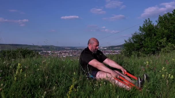 Man Training Outdoors Sunset Green Hill — Stockvideo