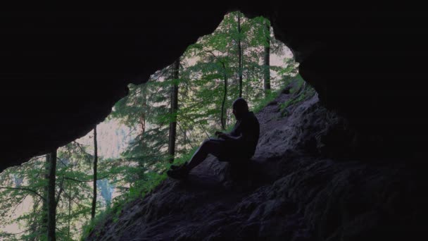 Hiker Laptop Cool Cave Concept Work Nature — Stockvideo