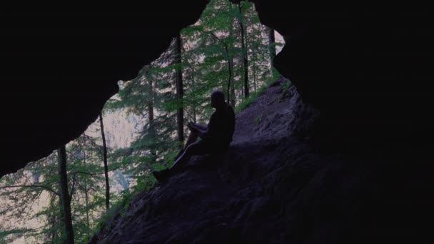Hiker Relax Read Books Outdoor Cool Cave — Vídeo de stock