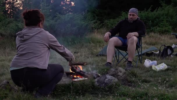 Hikers Preparing Food Campfire Dawn — Vídeos de Stock