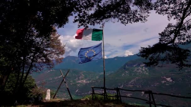 Italy Europe Flag Waving Wind Mountains Forest Clearing — Stok Video