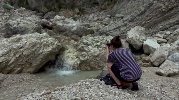 Hiker Woman Photographer Rocky Valley Stream Water Mountain — 图库视频影像