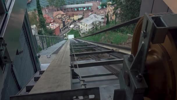 Συρματόσχοινα Από Ανοξείδωτο Χάλυβα Γλιστράνε Σιδερένιους Τροχούς Μηχανισμός Του Funicular — Αρχείο Βίντεο