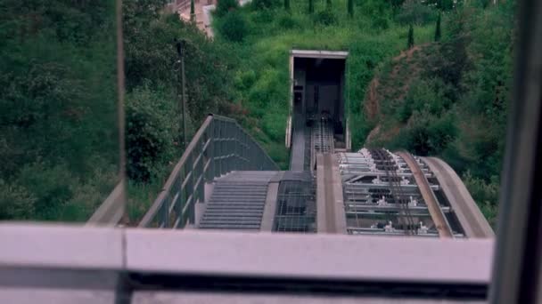 Συρματόσχοινα Από Ανοξείδωτο Χάλυβα Γλιστράνε Σιδερένιους Τροχούς Μηχανισμός Του Funicular — Αρχείο Βίντεο