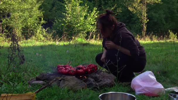 Žena Připravuje Papriky Grilu Venku Zelenina Zimu — Stock video