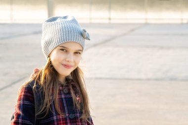 Nehir kenarındaki sonbahar parkında scooterlı güzel bir kız.