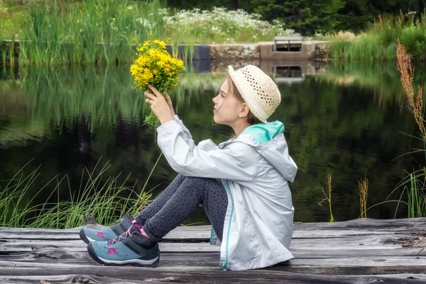 Hermosa Niña Con Sombrero Descansando Mientras Está Sentada Muelle Madera —  Fotos de Stock