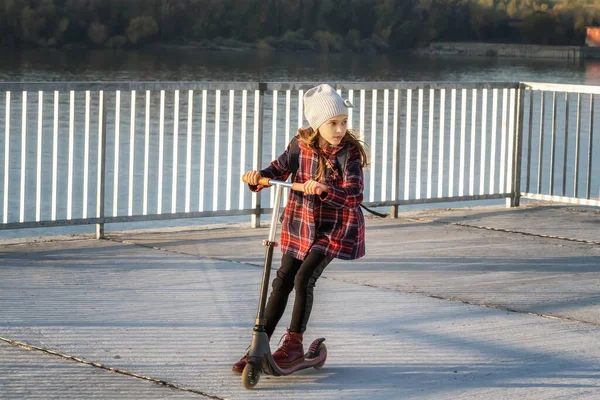 Een Mooi Meisje Rijdt Een Scooter Het Herfstpark Bij Rivier — Stockfoto