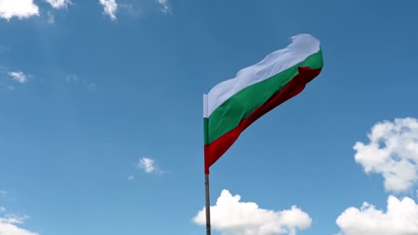 Flagga Bulgarien Vinka Vinden Mot Vacker Blå Himmel — Stockvideo