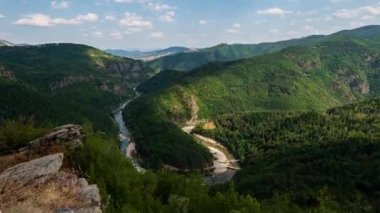 Bulgaristan 'ın Rodopes kentindeki Arda Nehri' nin pitoresk kıvrımlarından birinin gündüz görüntüsü ile hızlandırılmış video