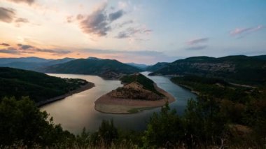 Bulgaristan 'ın Rodopes kentindeki Arda Nehri' nin pitoresk kıvrımlarından birinin gün batımı manzaralı hızlandırılmış videosu