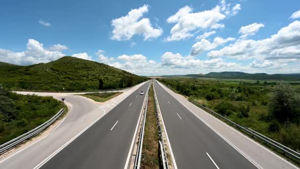 Vídeo Aéreo Una Autopista Con Tráfico Que Pasa Por Carretera — Vídeos de Stock