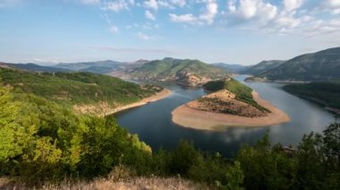 Bulgaristan 'ın Rodopes kentindeki Arda Nehri' nin pitoresk kıvrımlarından birinin sabah manzaralı hızlandırılmış videosu
