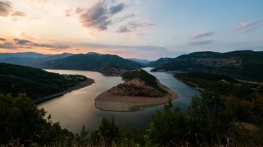 Bulgaristan 'ın Rodopes kentindeki Arda Nehri' nin pitoresk kıvrımlarından birinin gün batımı manzaralı hızlandırılmış videosu