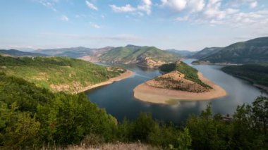 Bulgaristan 'ın Rodopes kentindeki Arda Nehri' nin pitoresk kıvrımlarından birinin sabah manzaralı hızlandırılmış videosu