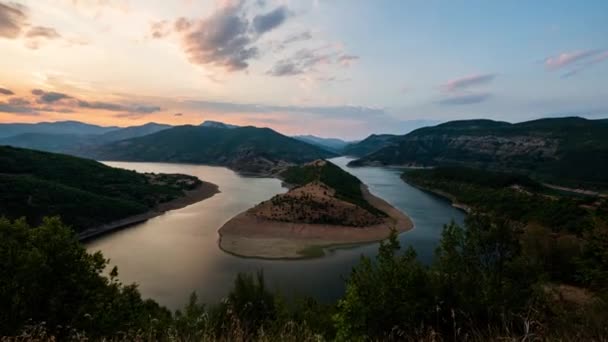 保加利亚罗多佩斯的阿尔达河上一幅风景如画的蜿蜒曲折的落日景象的时间流逝视频 — 图库视频影像