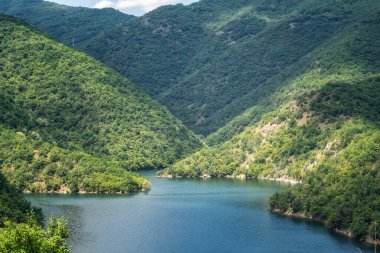 Bulgaristan 'ın Rodop Dağı' ndaki Vacha Barajı 'nın hava panoramik manzarası