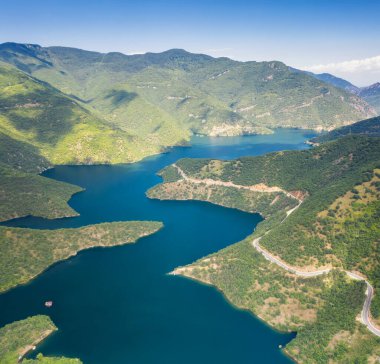 Bulgaristan 'ın Rodop Dağı' ndaki Vacha Barajı 'nın hava panoramik manzarası