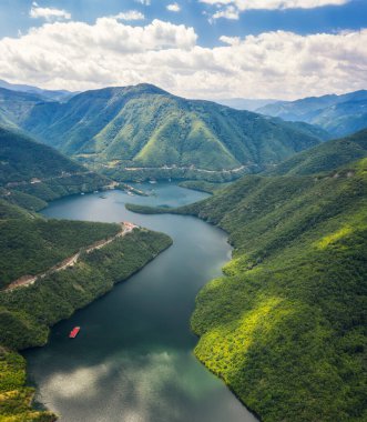 Bulgaristan 'ın Rodop Dağı' ndaki Vacha Barajı 'nın hava panoramik manzarası