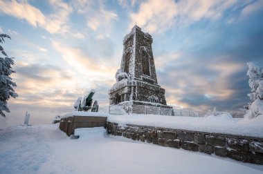 Soğuk bir sabahta Shipka Ulusal Anıtı 'nın (Özgürlük Anıtı) muhteşem panoramik kış manzarası, Balkanlar ve Bulgaristan