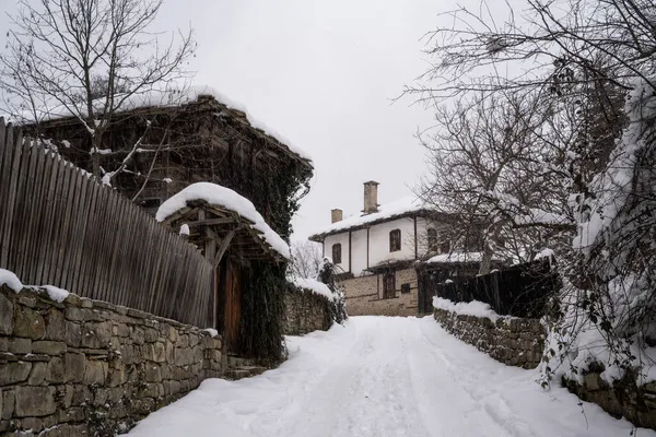 Úžasný Výhled Klidné Zimní Ráno Sněhem Padajícím Staré Krásné Domy — Stock fotografie