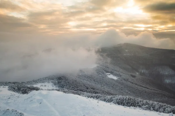 Krásná Zimní Krajina Zasněženými Vrcholky Hor Zamrzlými Keři Hřebeni Při — Stock fotografie