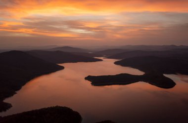 Bulgaristan 'ın gün batımında Kamchia Barajı' nın hava panoramik manzarası
