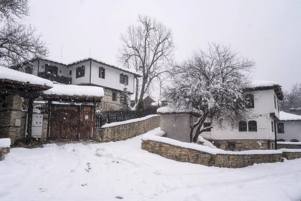 Úžasný Výhled Klidné Zimní Ráno Sněhem Padajícím Staré Krásné Domy — Stock fotografie