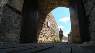 Bulgaristan 'ın Provadia kenti yakınlarındaki eski ortaçağ kalesi Ovech' in kalıntılarında dolaşan bir kadınla video, yukarıdan manzaranın keyfini çıkarıyor.