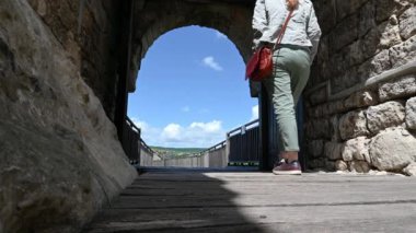 Bulgaristan 'ın Provadia kenti yakınlarındaki eski ortaçağ kalesi Ovech' in kalıntılarında dolaşan bir kadınla video, yukarıdan manzaranın keyfini çıkarıyor.