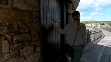 Bulgaristan 'ın Provadia kenti yakınlarındaki eski ortaçağ kalesi Ovech' in kalıntılarında dolaşan bir kadınla video, yukarıdan manzaranın keyfini çıkarıyor.