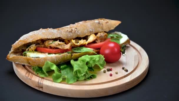 Close Video Tasty Sandwichwith Chicken Fillet Vegetables Wooden Board — Stock Video
