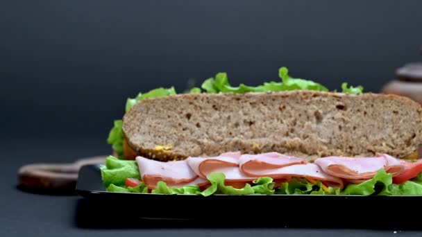 Video Con Las Manos Mujer Vertiendo Con Ketchup Sabrosos Sándwiches — Vídeos de Stock