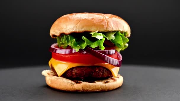 Tasty Homemade Beef Burger Fresh Ingredients Rotating Front Camera Dark — Stock Video