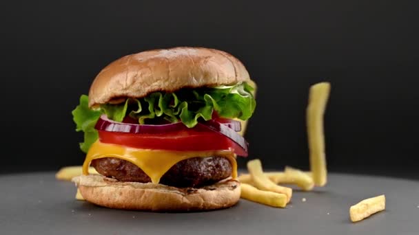 Ízletes Házi Marhahús Burger Friss Hozzávalókkal Mellette Sült Krumplival Sötét — Stock videók