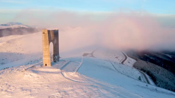 Vidéo Paysage Avec Des Pentes Montagne Enneigées Arche Monument Liberté — Video