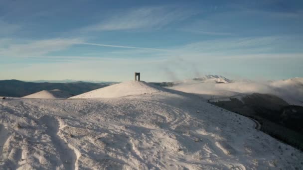 冬季早晨 保加利亚贝克勒斯梅托路巴尔干山脉主要山脊上的带雪山斜坡的景观录像和自由纪念碑拱门 — 图库视频影像