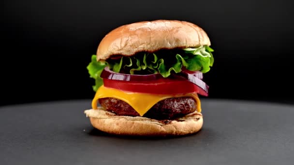 Ízletes Házi Marhahús Burger Friss Összetevőkkel Forog Kamera Előtt Sötét — Stock videók