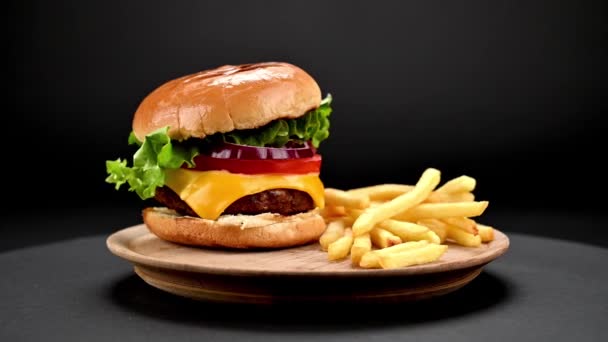 Leckerer Hausgemachter Rindfleisch Burger Mit Frischen Zutaten Serviert Auf Einem — Stockvideo