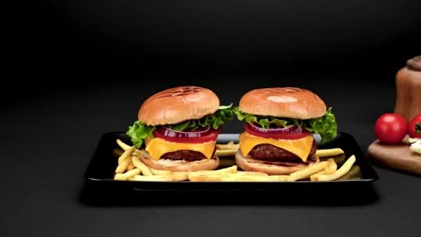 Para Pysznych Hamburgerów Domowej Roboty Wołowiny Frytkami Czarnej Płycie Zbliżenie — Wideo stockowe