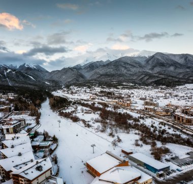 Bulgaristan 'daki Bansko kayak merkezinin hava görüntüsü gün doğumunda