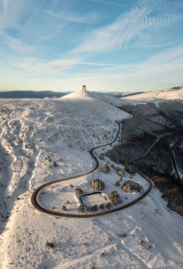 Bulgaristan 'ın Beklemeto kentindeki Balkan Dağları' nın ana yamacında, karla kaplı dağ yamaçları ve Özgürlük Anıtı ile güzel bir manzara.