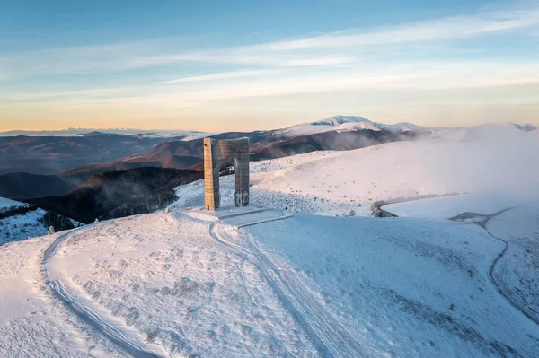 Krásná Krajina Zasněženými Horskými Svahy Památkovým Obloukem Svobody Hlavním Hřebeni — Stock fotografie