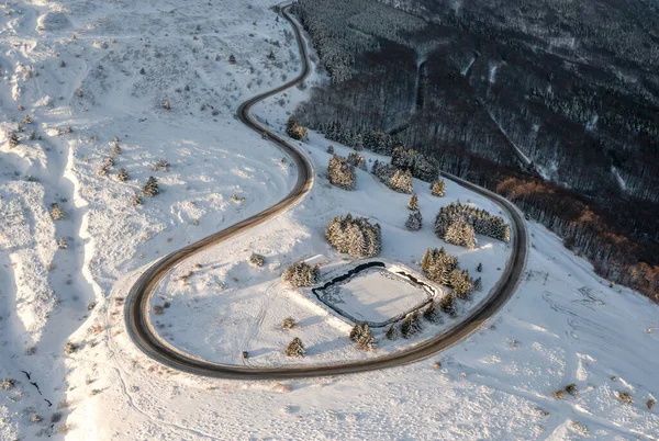 Hermoso Paisaje Con Carretera Con Curvas Laderas Montaña Cubiertas Nieve —  Fotos de Stock