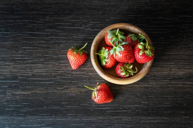 Natürmort koyu arka plan üzerinde taze çilek ile