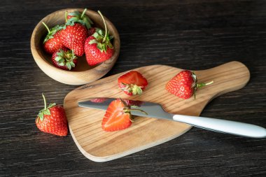 Natürmort koyu arka plan üzerinde taze çilek ile