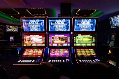 Varna, Bulgaristan - 29 Haziran 2020: Parlak slot makineleriyle içerideki kumarhane oyun odasını görmek.